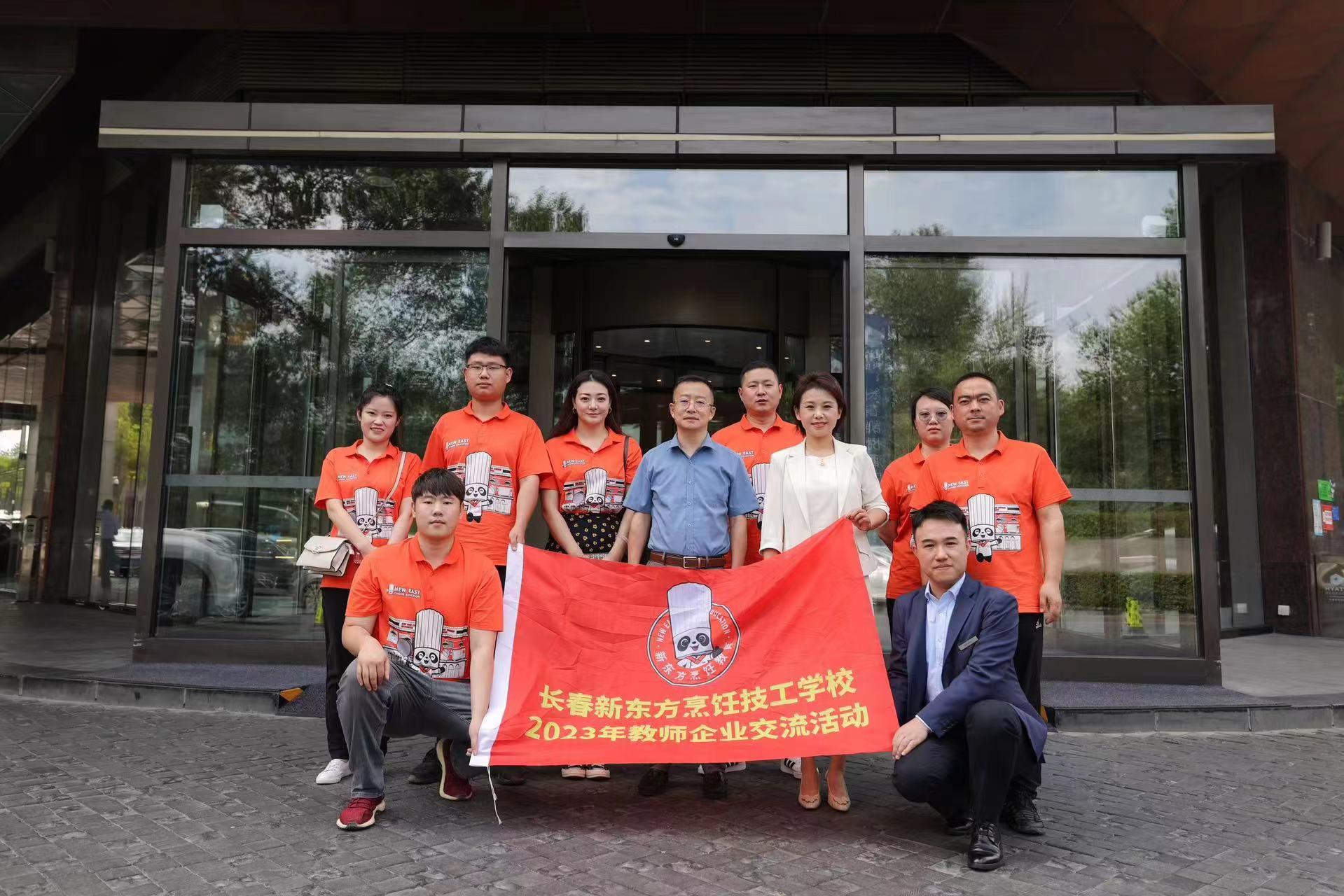 校长带队教师考察企业.jpg
